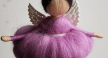 Балерина мрій: вовняна лялька ангел у фіолетовій сукні - прекрасна підвіска для маленької балерини