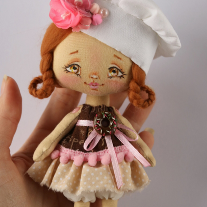 Лялька кондитер в чепчику з пончиком ручної роботи