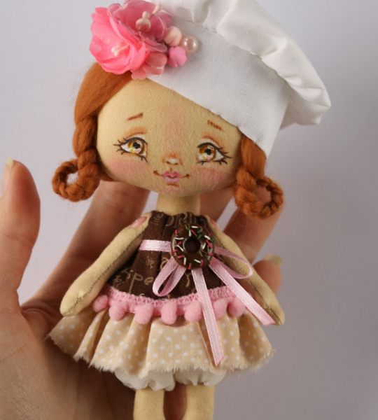 Лялька кондитер в чепчику з пончиком ручної роботи