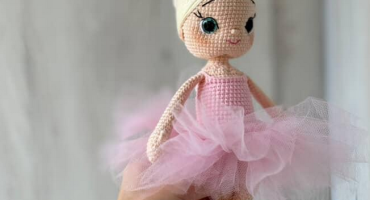 Авторська в’язана лялька балерина: оригінальний подарунок для тих, хто присвятив себе балету і танцю Авторська в’язана лялька балерина: оригінальний подарунок для тих, хто присвятив себе балету і танцю