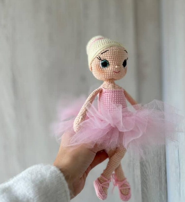Авторська в’язана лялька балерина: оригінальний подарунок для тих, хто присвятив себе балету і танцю