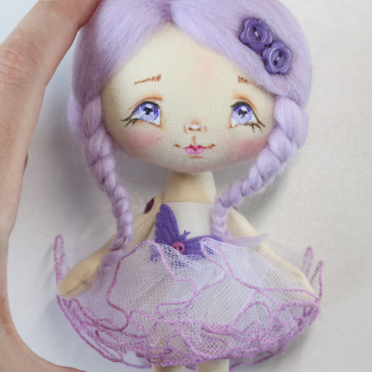 Маленька лялька з фіолетовим волоссям танцюристка