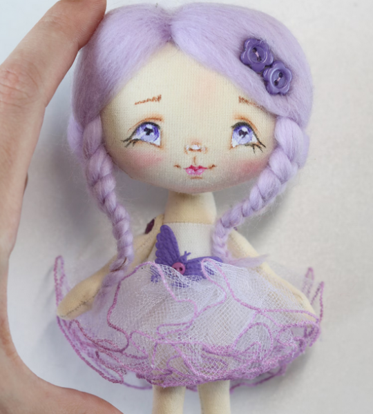 Маленька лялька з фіолетовим волоссям танцюристка
