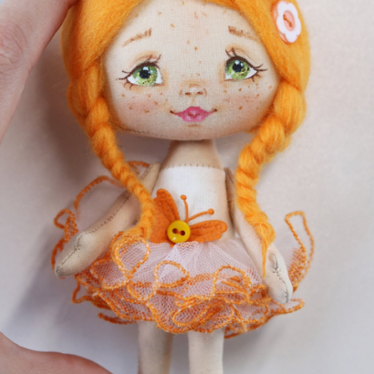Лялька сувенірна з помаранчевим волоссям танцюристка