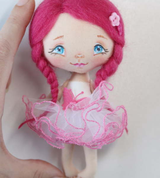 Маленька лялька з рожевим волоссям танцюристка