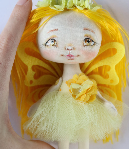 Красива сувенірна лялька метелик з жовтим волоссям