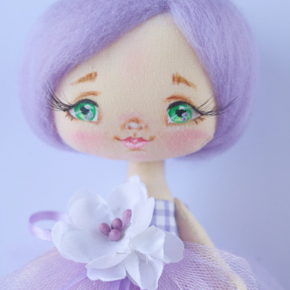 Лялька сувенірна з фіолетовим волоссям та віночком із квітів
