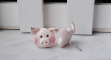 Маленьке диво під подушкою: авторські сережки-свинки з глини - сюрприз від Миколая, що гріє серце