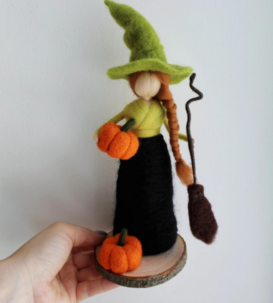 Лялька відьма оберіг з вовни на дерев’яній підставці Halloween