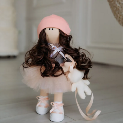 Інтер’єрна лялька з довгим кудрявим волоссям з ведмедиком