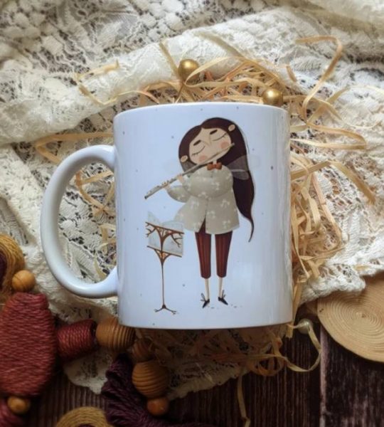 Красива авторська керамічна чашка дівчина фея зі флейтою