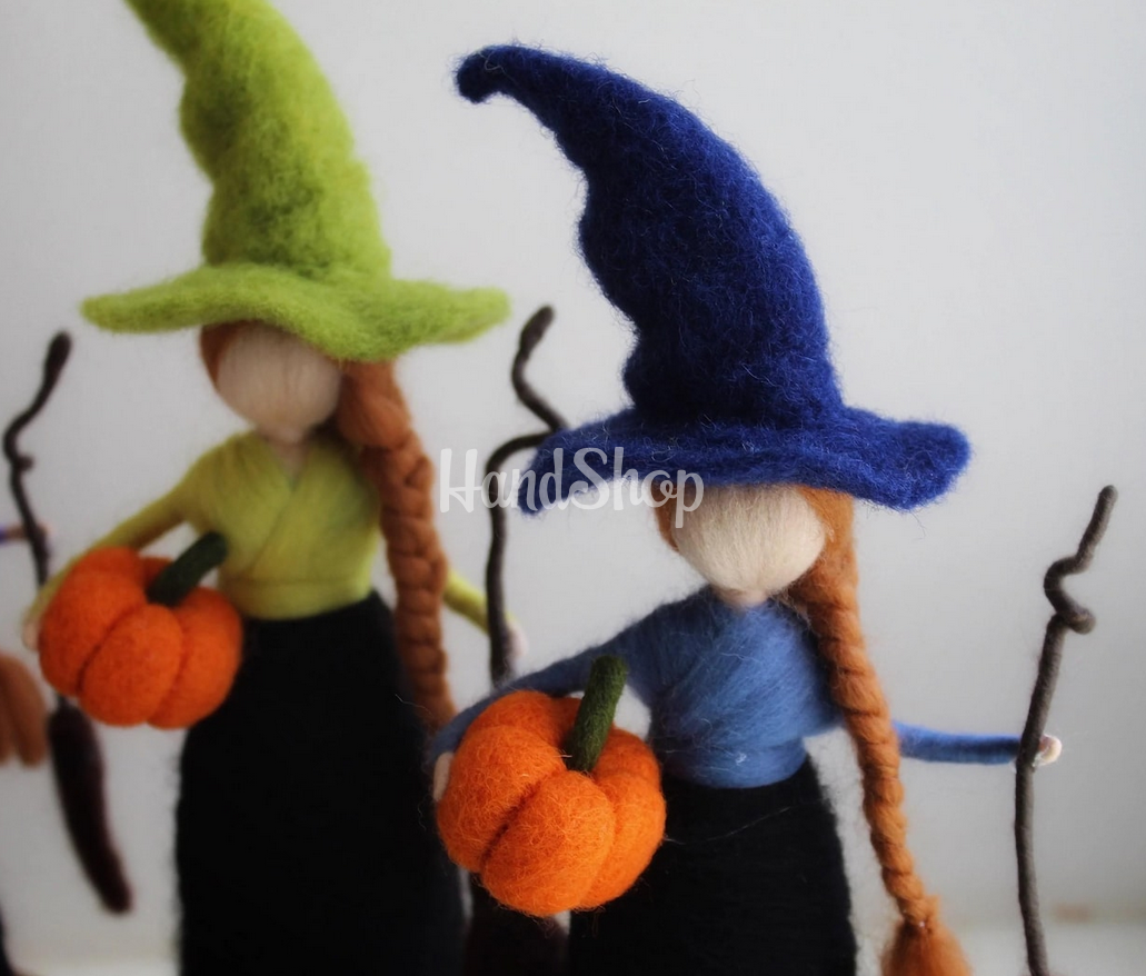 Лялька відьма оберіг з вовни на дерев’яній підставці Halloween Лялька відьма оберіг з вовни на дерев’яній підставці Halloween