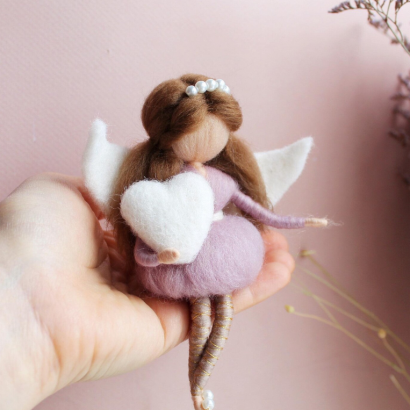 Керамическая тарелка с петриковской росписью от магазина подарков HandShop - это не просто сувенир. Это часть украинской души, воплощенная в художественном изделии, которое будет радовать вас и ваших близких долгие годы. Заказывайте свою авторскую керамическую тарелку от магазина подарков HandShop уже сегодня: https://handshop.com.ua/ и дайте себе кусочек настоящего украинского искусства!