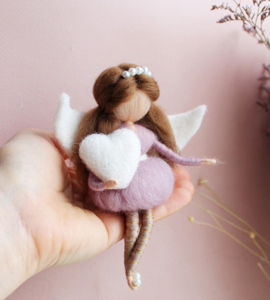 Керамическая тарелка с петриковской росписью от магазина подарков HandShop - это не просто сувенир. Это часть украинской души, воплощенная в художественном изделии, которое будет радовать вас и ваших близких долгие годы. Заказывайте свою авторскую керамическую тарелку от магазина подарков HandShop уже сегодня: https://handshop.com.ua/ и дайте себе кусочек настоящего украинского искусства!