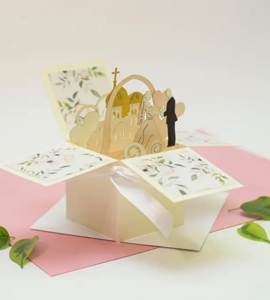 Весільна листівка у коробочці 3d церква, арка з молодятами