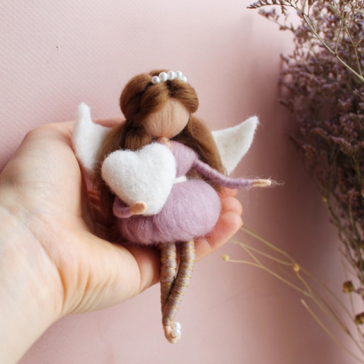 Керамическая тарелка с петриковской росписью от магазина подарков HandShop - это не просто сувенир. Это часть украинской души, воплощенная в художественном изделии, которое будет радовать вас и ваших близких долгие годы. Заказывайте свою авторскую керамическую тарелку от магазина подарков HandShop уже сегодня: https://handshop.com.ua/ и дайте себе кусочек настоящего украинского искусства!