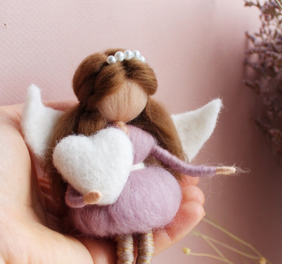 Керамическая тарелка с петриковской росписью от магазина подарков HandShop - это не просто сувенир. Это часть украинской души, воплощенная в художественном изделии, которое будет радовать вас и ваших близких долгие годы. Заказывайте свою авторскую керамическую тарелку от магазина подарков HandShop уже сегодня: https://handshop.com.ua/ и дайте себе кусочек настоящего украинского искусства!