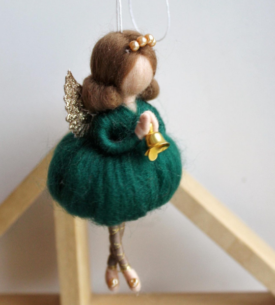 Різдвяна лялечка ангел з вовни підвіска в зеленій сукні 2026