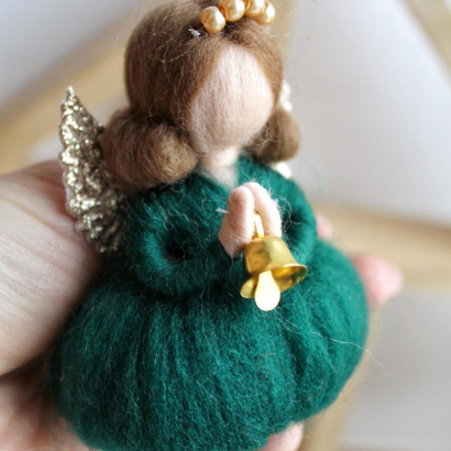 Різдвяна лялечка ангел з вовни підвіска в зеленій сукні 2026