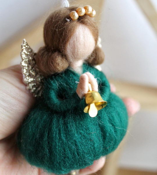 Різдвяна лялечка ангел з вовни підвіска в зеленій сукні 2026