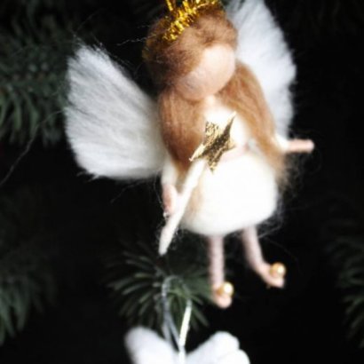 Новорічна лялька підвіска ангел з вовни на ниточці 2025