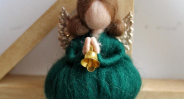 Чарівна різдвяна лялечка-підвіска з вовни: ідеальний подарунок та казковий декор для новорічних свят