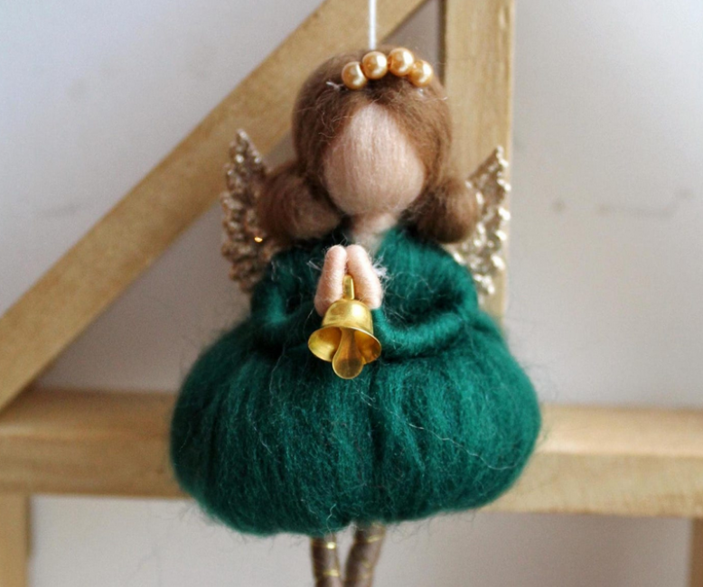 Чарівна різдвяна лялечка-підвіска з вовни: ідеальний подарунок та казковий декор для новорічних свят