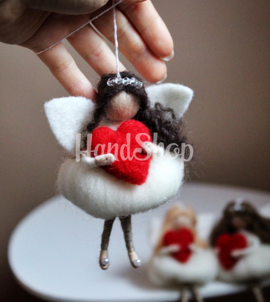 Сувенірна лялька валентинка ангела підвіска з сердечком Сувенірна лялька валентинка ангела підвіска з сердечком