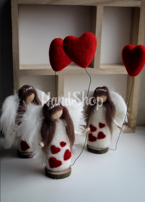 Авторська лялька валентинка в білій сукні на дерев'яній підставці Авторська лялька валентинка в білій сукні на дерев'яній підставці