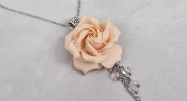 Чарівний символ любові: авторський жіночий кулон кремова троянда з полімерної глини - відлуння ваших почуттів