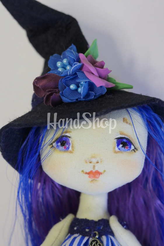 Авторська інтер’єрна лялька відьмочка з синім волоссям Авторська інтер’єрна лялька відьмочка з синім волоссям