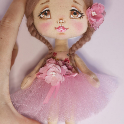 Маленька сувенірна лялька в пишній рожевій сукні