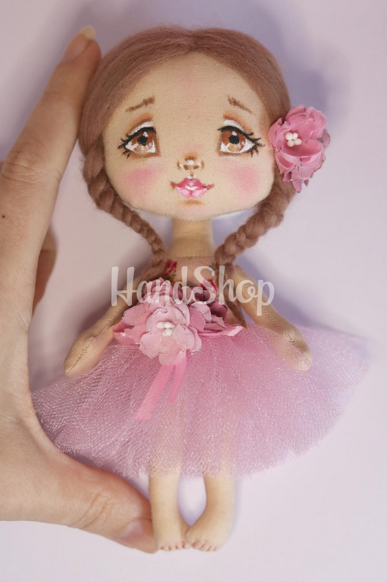 Маленька сувенірна лялька в пишній рожевій сукні Маленька сувенірна лялька в пишній рожевій сукні