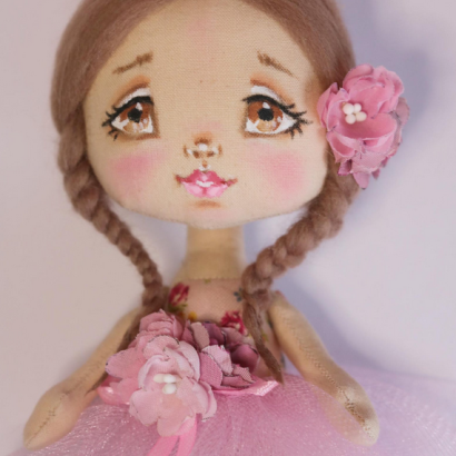 Маленька сувенірна лялька в пишній рожевій сукні