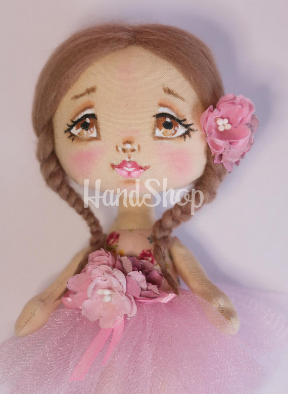 Маленька сувенірна лялька в пишній рожевій сукні Маленька сувенірна лялька в пишній рожевій сукні