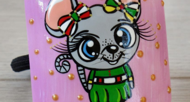 Мила дерев'яна резинка для волосся з мишкою: ідеальний подарунок для малечі на Миколая та під ялинку 2026