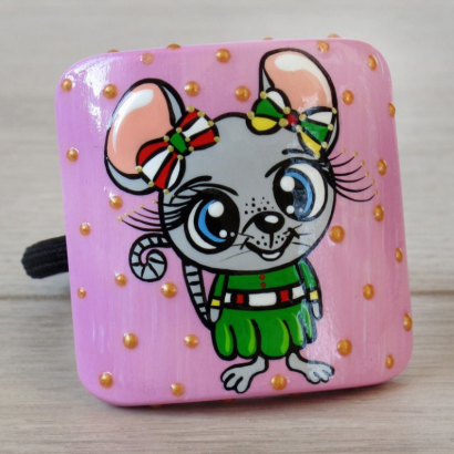 Мила дерев'яна резинка для волосся з мишкою: ідеальний подарунок для малечі на Миколая та під ялинку 2026