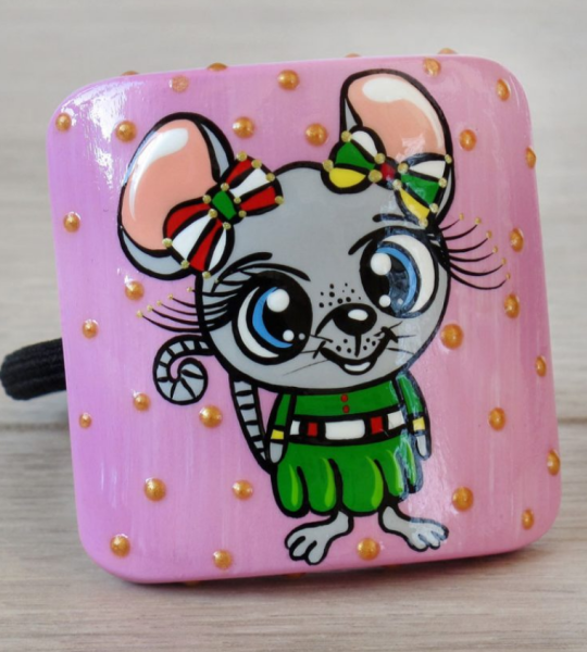 Мила дерев'яна резинка для волосся з мишкою: ідеальний подарунок для малечі на Миколая та під ялинку 2026