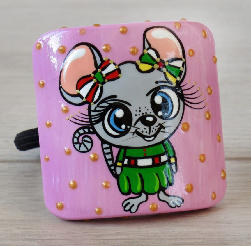 Мила дерев'яна резинка для волосся з мишкою: ідеальний подарунок для малечі на Миколая та під ялинку 2026