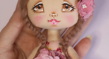 Ідеальний подарунок для дівчинки: лялька в елегантній рожевій сукні з квітами та стрічками - унікальний екземпляр