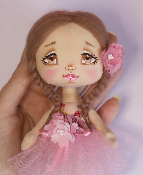 Ідеальний подарунок для дівчинки: лялька в елегантній рожевій сукні з квітами та стрічками - унікальний екземпляр