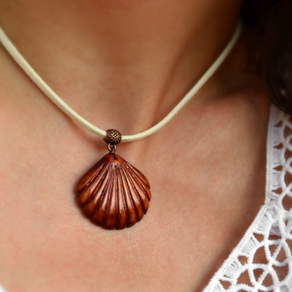 Дерев’яний кулон морська мушля на замшевому шнурку