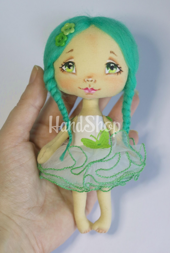 Маленька текстильна лялька сувенірна з бірюзовим волоссям Маленька текстильна лялька сувенірна з бірюзовим волоссям