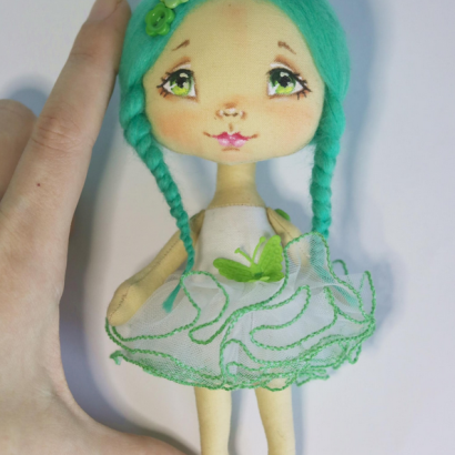 Маленька текстильна лялька сувенірна з бірюзовим волоссям