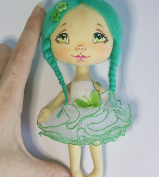 Маленька текстильна лялька сувенірна з бірюзовим волоссям