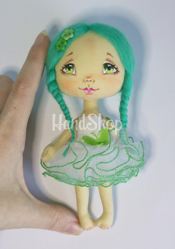 Маленька текстильна лялька сувенірна з бірюзовим волоссям Маленька текстильна лялька сувенірна з бірюзовим волоссям