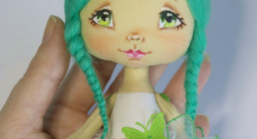 Міні-лялька ручної роботи з бірюзовим волоссям ручної роботи - маленька казкова фея для вашої дитини