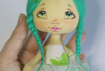 Міні-лялька ручної роботи з бірюзовим волоссям ручної роботи - маленька казкова фея для вашої дитини
