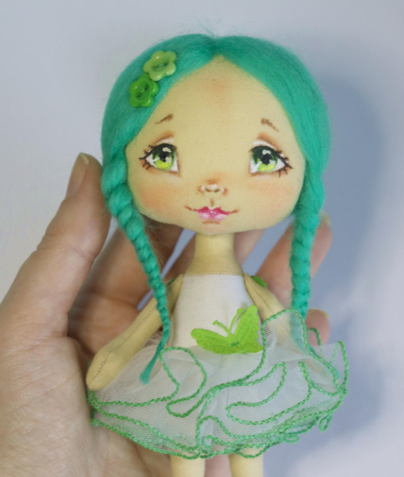 Міні-лялька ручної роботи з бірюзовим волоссям ручної роботи - маленька казкова фея для вашої дитини