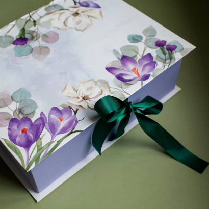 Подарункова коробка для одягу, солодощів, пляшок квіти крокуси